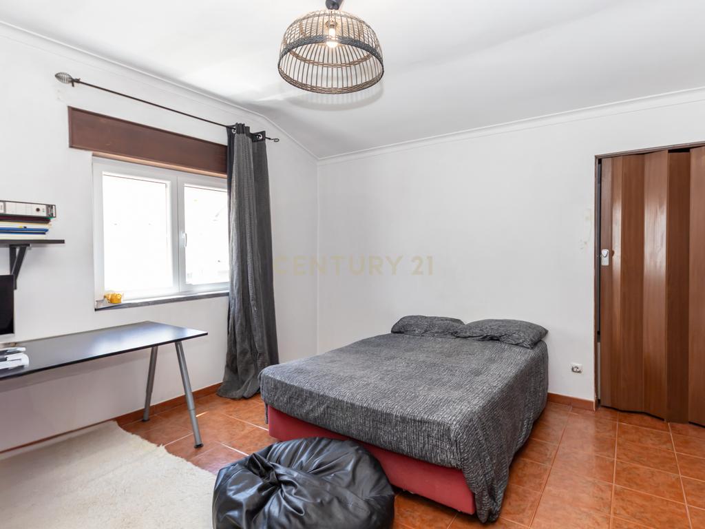 Moradia T5 no centro da Quinta do Conde – Espaço, Conforto e Localização Perfeita - Image 37