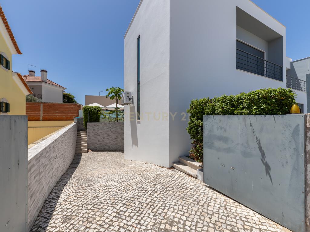 🌳 Moradia T4 Isolada com Jardim e Terraço na Quinta da Serralheira 🌞 - Image 4