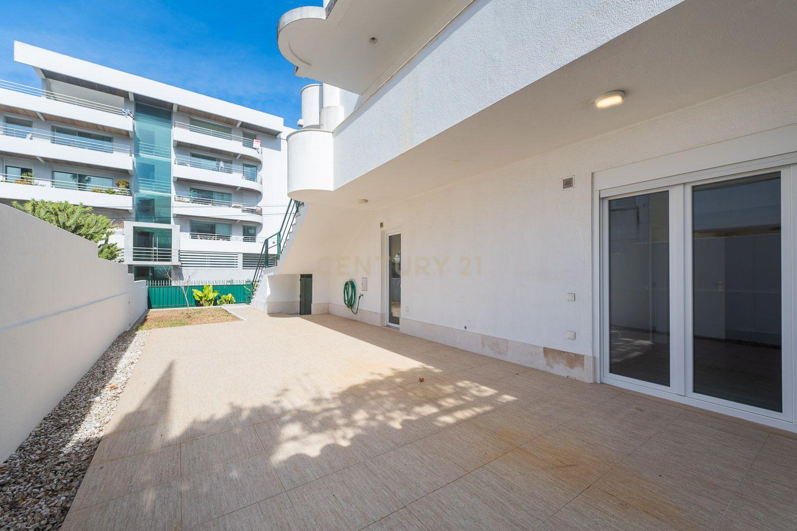 Fotografia 12 de Exclusiva Moradia na Parede com Vista de Mar e Apartamento T1 Independente