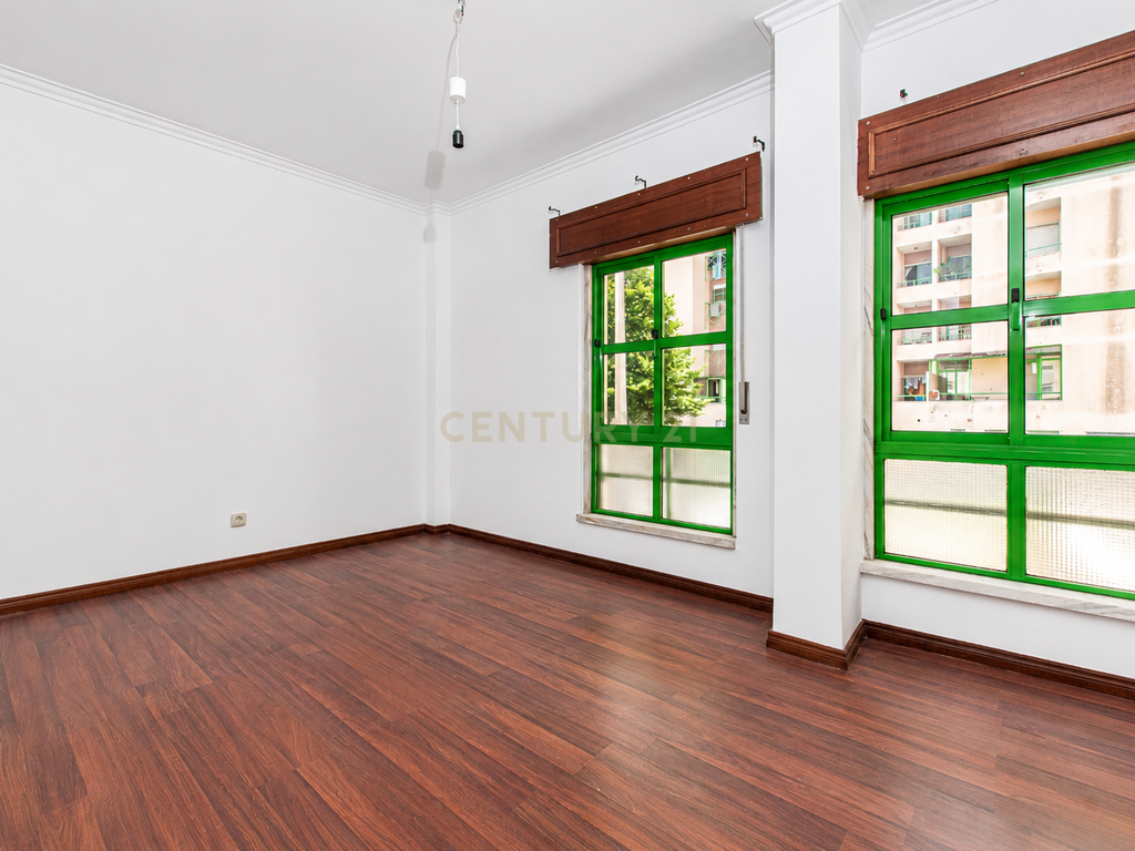 Apartamento T3 com Parqueamento e Arrecadação | Rio de Mouro - Image 6