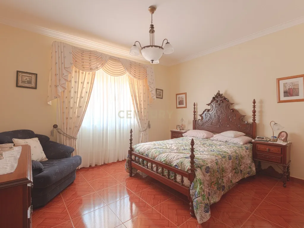 Moradia T4 Isolada com Jardim e Garagem em Olalhas – Tomar - Image 29
