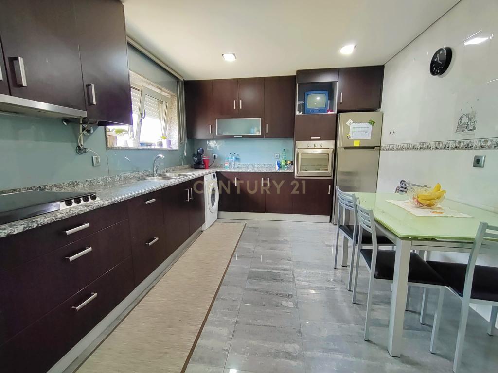 Apartamento T3 com Terraço e Vista na Póvoa de Varzim - Image 7
