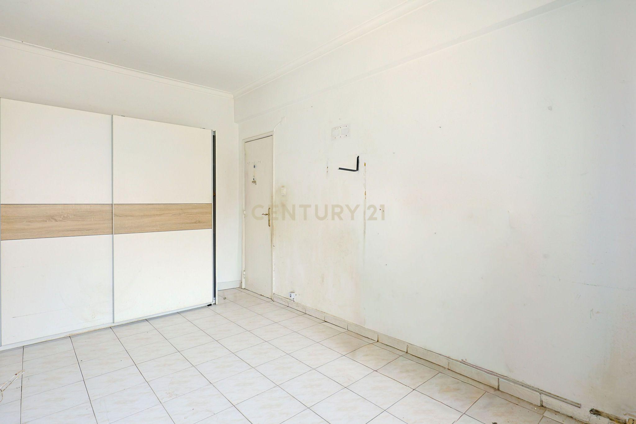 Fotografia 7 de Apartamento T2, com Varanda e Terraço, Centro da Costa de Caparica.