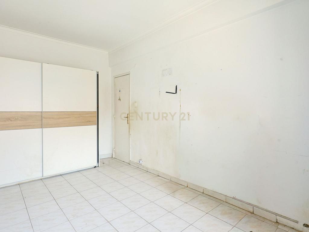 Apartamento T2, com Varanda e Terraço, Centro da Costa de Caparica. - Image 7