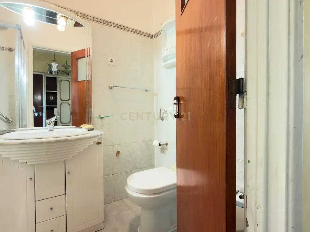 Apartamento T2 para remodelar com vista para o Convento de São Vicente - Image 16