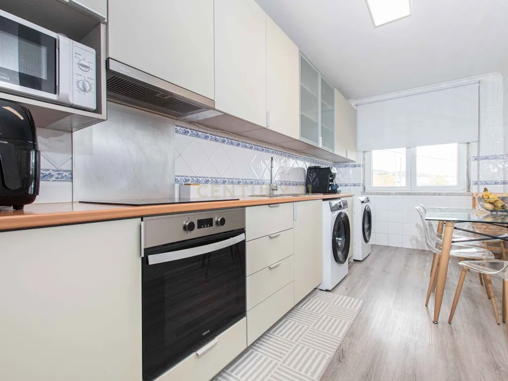 Apartamento T3 com Parqueamento e Arrecadação - Image 8