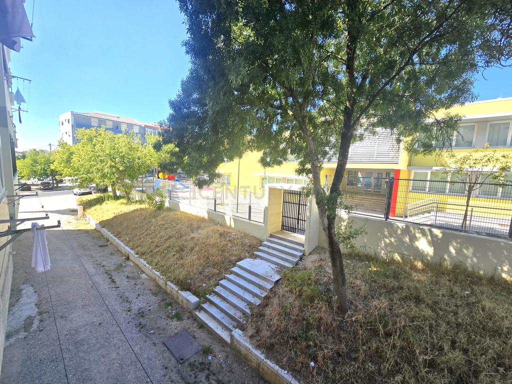 Apartamento T3 com varandas e arrecadação - Image 23