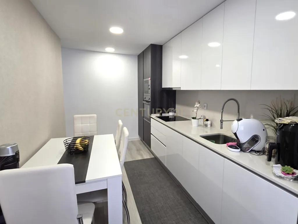 Apartamento T4 agora T3 em Almada transportes á porta # Negociável # - Image 6