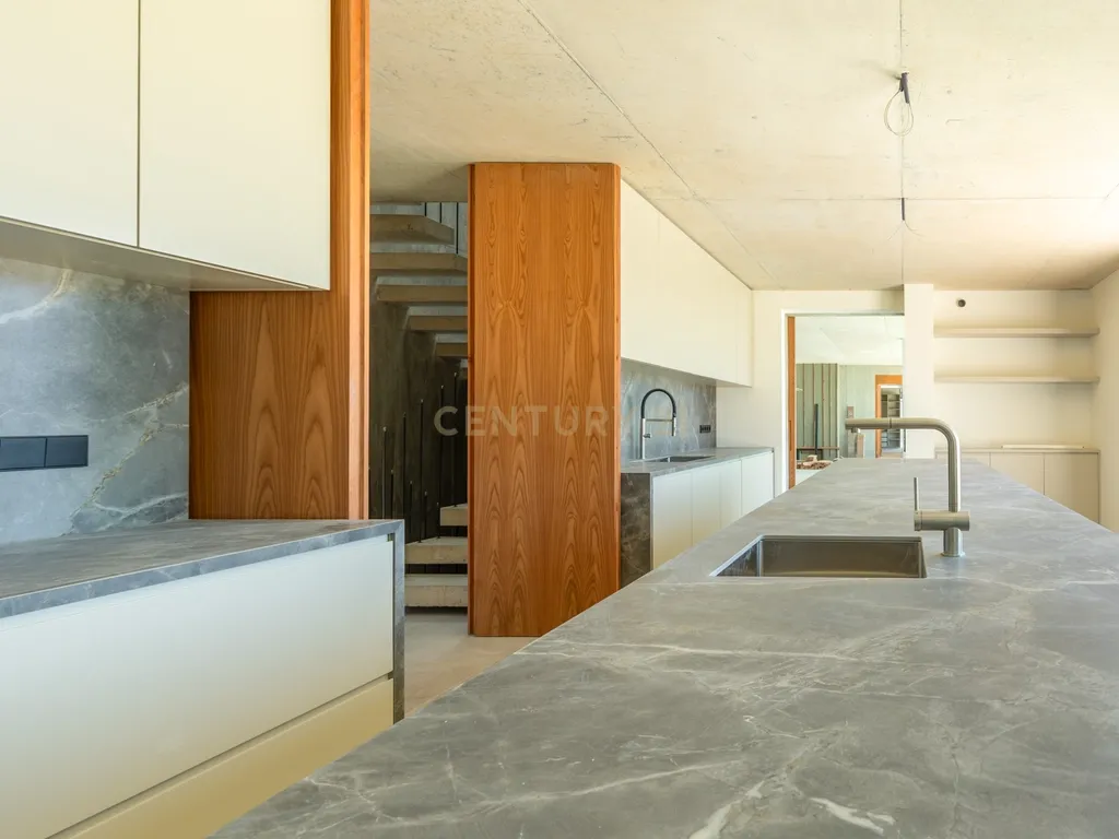 Moradia T6 com Projeto de Autor em Tróia/Comporta | Piscina, 3 Suites, Jardim Privado - Image 23