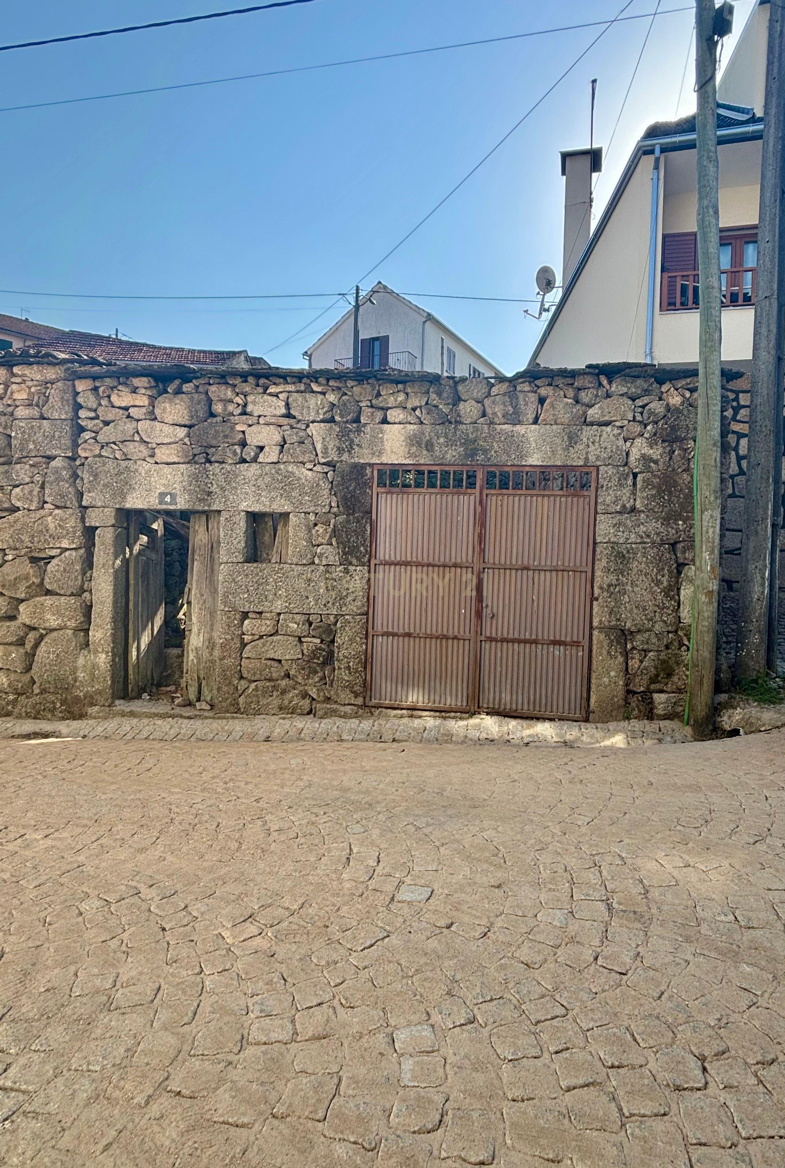 Casa em pedra para reconstruir