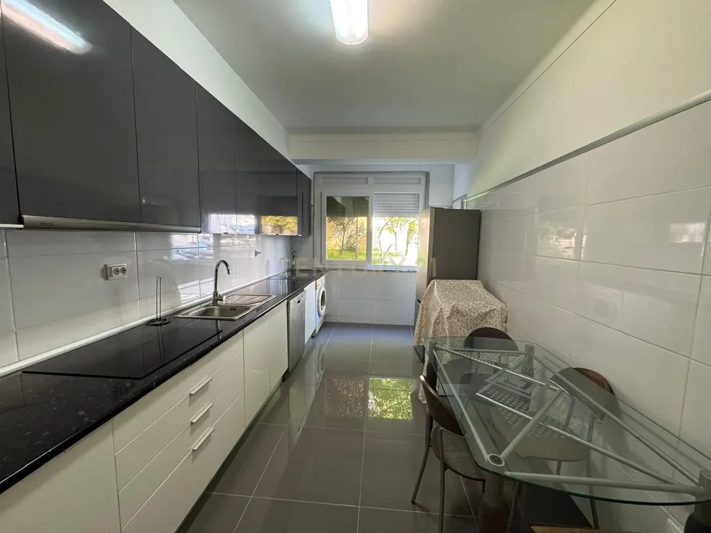 Apartamento T3 remodelado na zona do Parque Municipal - Image 1