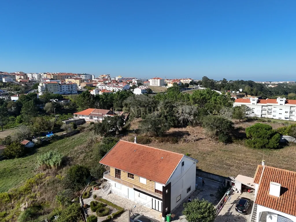 Moradia T7 de dois pisos com garagem, jardim e anexos | Terreno 894 m² na Paz em Mafra - Image 6