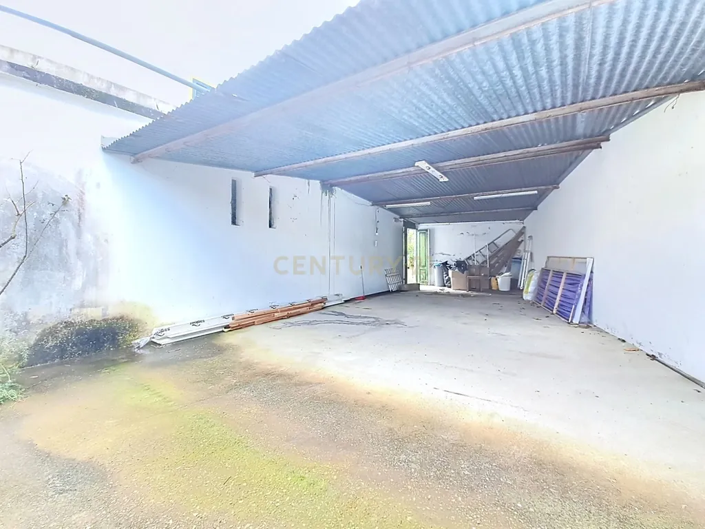 Moradia no Centro da Povoação com 2 Garagens - Image 25