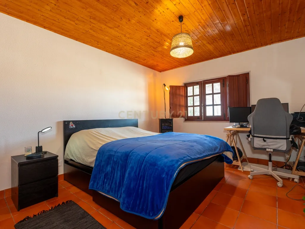 Fabulosa Quinta com lote de terreno de 22.381 m2, onde se encontra inserida uma moradia composta por dois pisos, com uma área bruta de 623 m2, uma área útil de 304 m2 e uma área bruta dependente de 319 m2, localizada em Santo Isidro de Pegões, na zona de Pegões, a pouca distância das belas praias de Setúbal. - Image 72