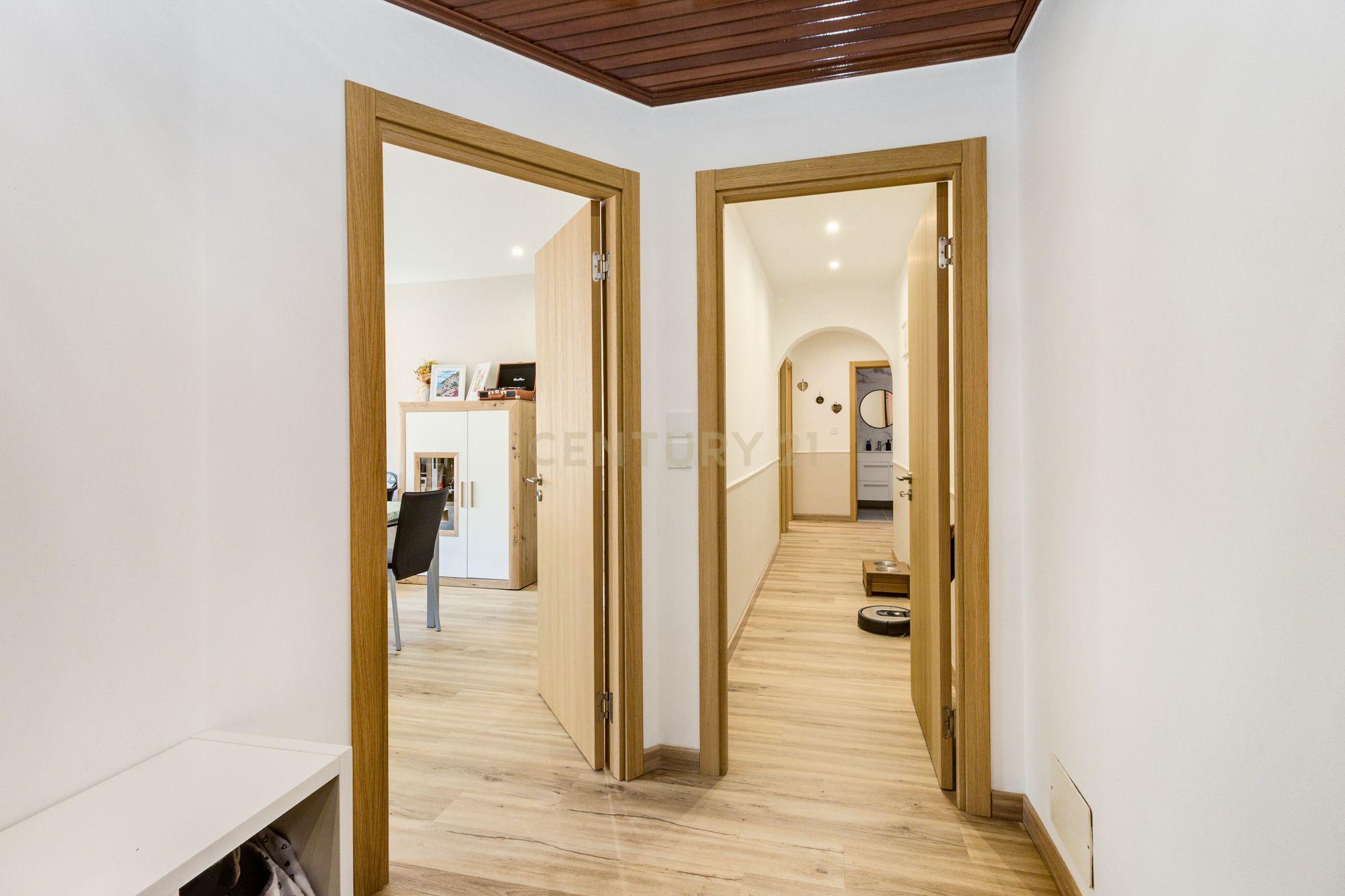 Apartamento T2 remodelado em São Marcos com Varanda e Ar Condicionado - Image 7