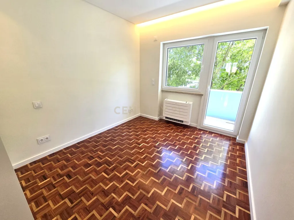 Apartamento T3 totalmente remodelado em Almada - Image 17