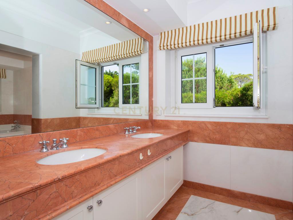Moradia T7 com Piscina em Alcabideche- Cascais - Image 24