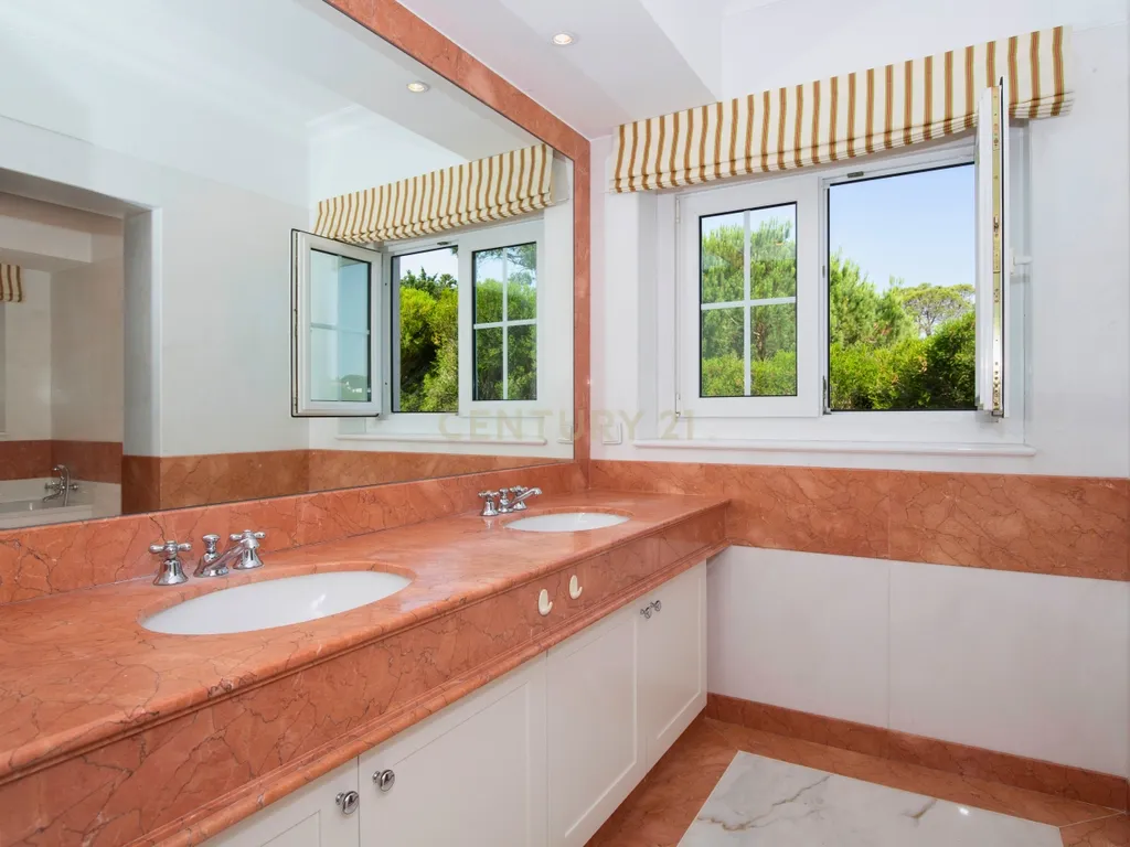 Moradia T7 com Piscina em Alcabideche- Cascais - Image 24