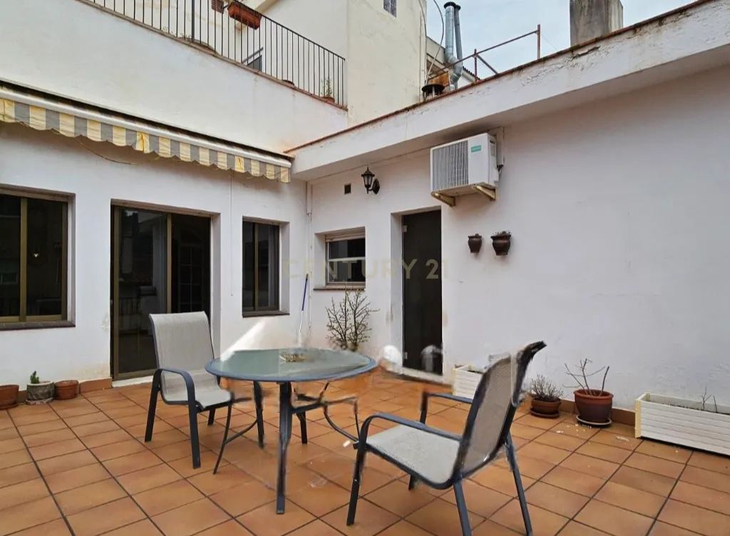 GRANDE CASA À VENDA NO CENTRO DA VILA DE CERVELLÓ, A APENAS 15 KM DE BARCELONA E DO AEROPORTO EL PRAT - IDEAL PARA VÁRIAS FAMÍLIAS OU COMO MASIA SEM JARDIM - Image 4