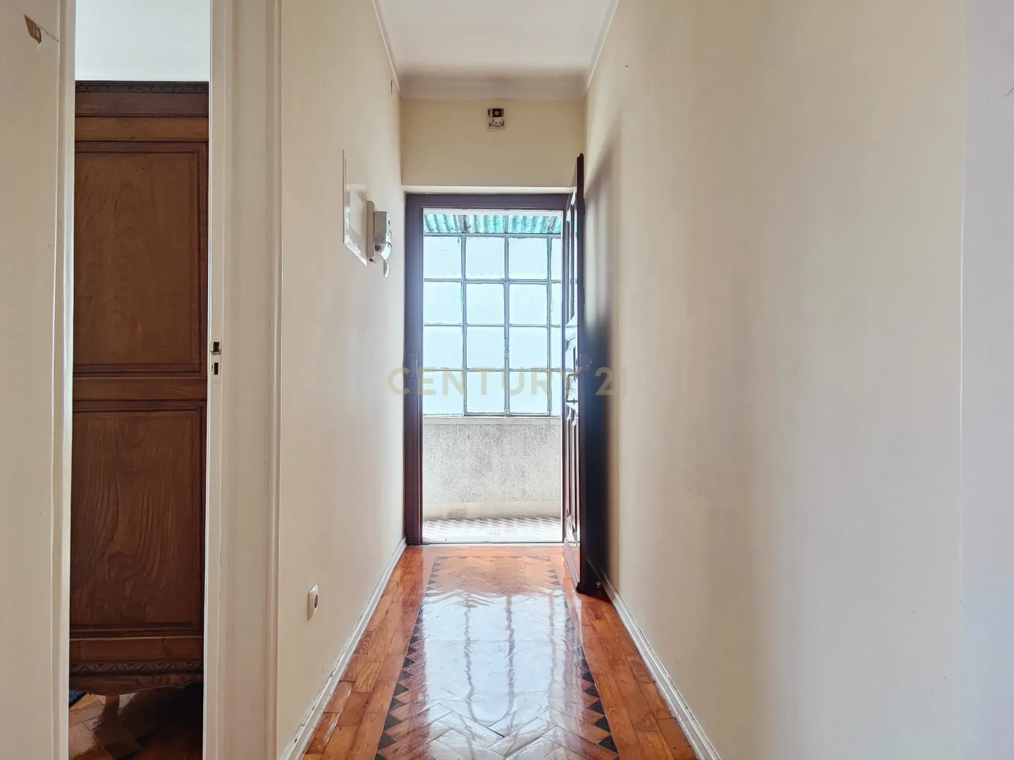 Prédio Bi-Familiar T2 e 2 Anexos Tipologia T1 Em Zona Residencial Tranquila Na Póvoa de Santo Adrião  - Image 12