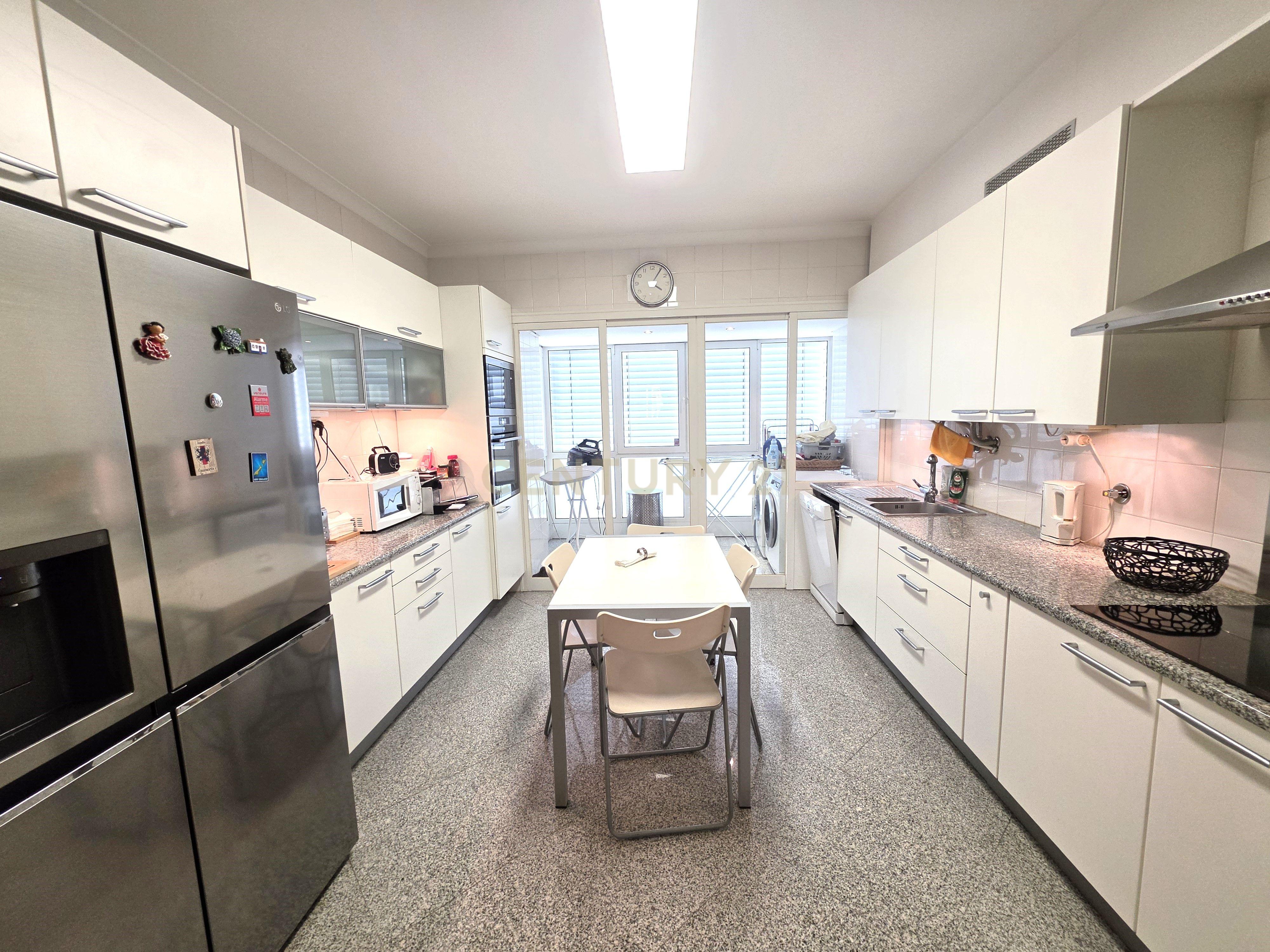 Fotografia 10 de Imóvel recente T4 com sala de 60m2, com parqueamento e arrecadação em Campo de Ourique/Amoreiras