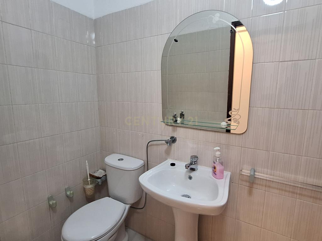 Luminoso Apartamento T2 com Varanda a Sul e Piscina no Centro de Albufeira - Image 13