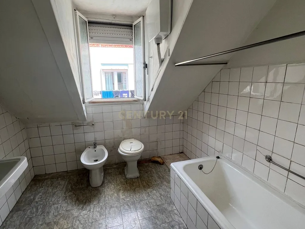 Oportunidade em Lisboa: Alcântara T2 para Recuperar - Image 6