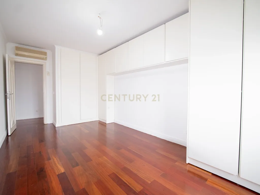 Oportunidade Única | T7 | 3 Suites | 2 Box - Image 31