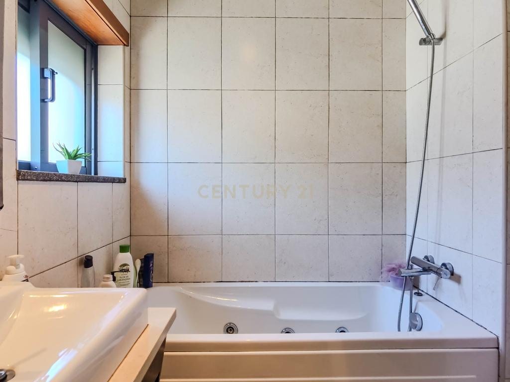 Apartamento T2 com Garagem e Arrumos — Coronado, São Mamede - Image 10