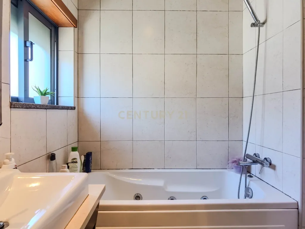 Apartamento T2 com Garagem e Arrumos — Coronado, São Mamede - Image 10