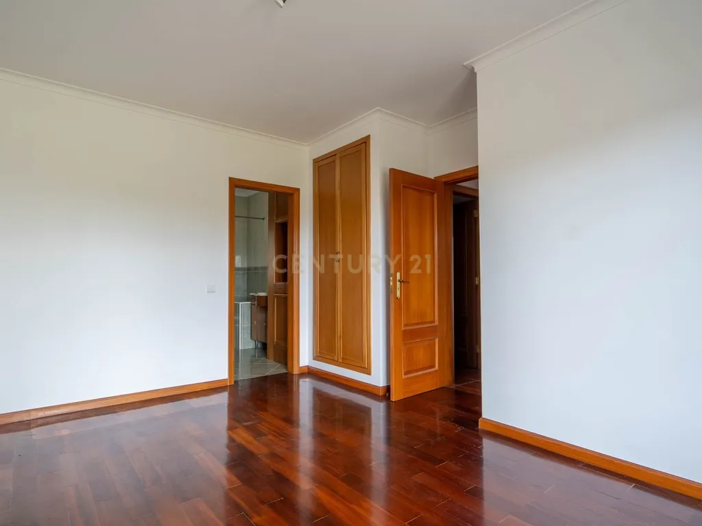 Moradia T5 - C/ terreno - Excelente estado - Image 32