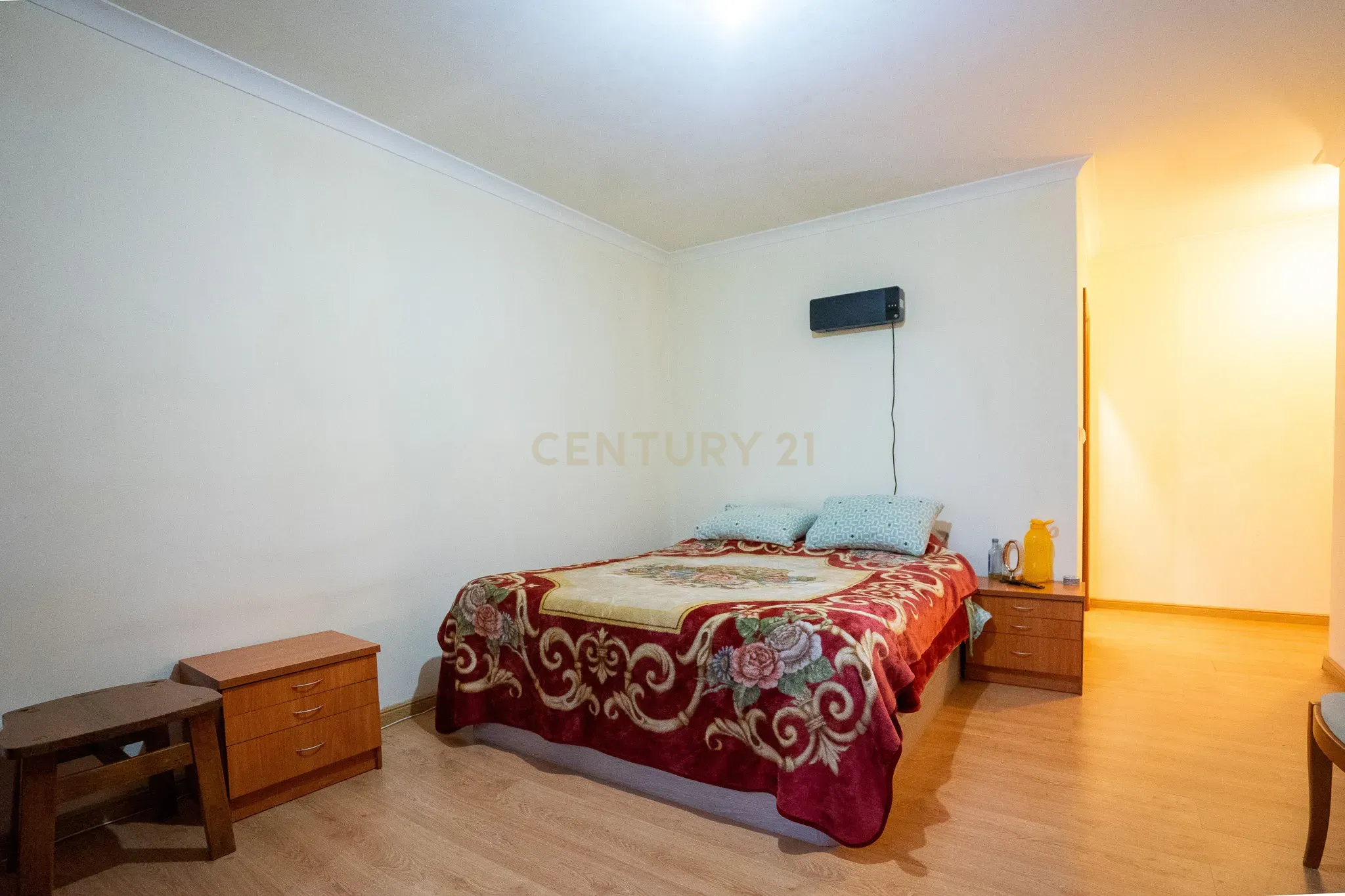 Ótimo Apartamento T3 com boas áreas, lugar de estacionamento, varandas, lareira fechada, cozinha semi equipada. - Image 17
