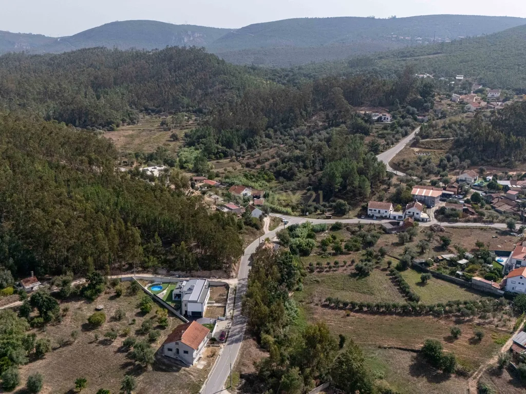 Moradia T4 semi-nova com Piscina, Garagem + Parcela de Terreno Rústico e Vista Serra | Salgueiro, Pombal - Image 68