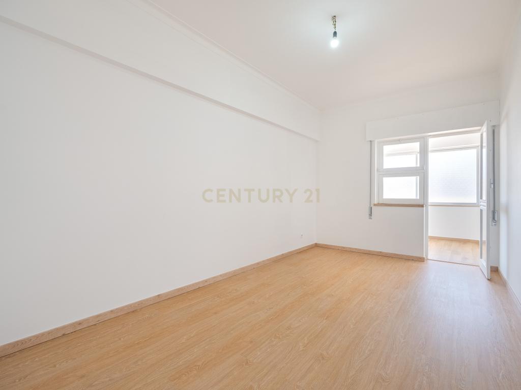 Apartamento T2 renovado em Portimão com varanda, 2 casas de banho e marquise espaçosa - Image 18