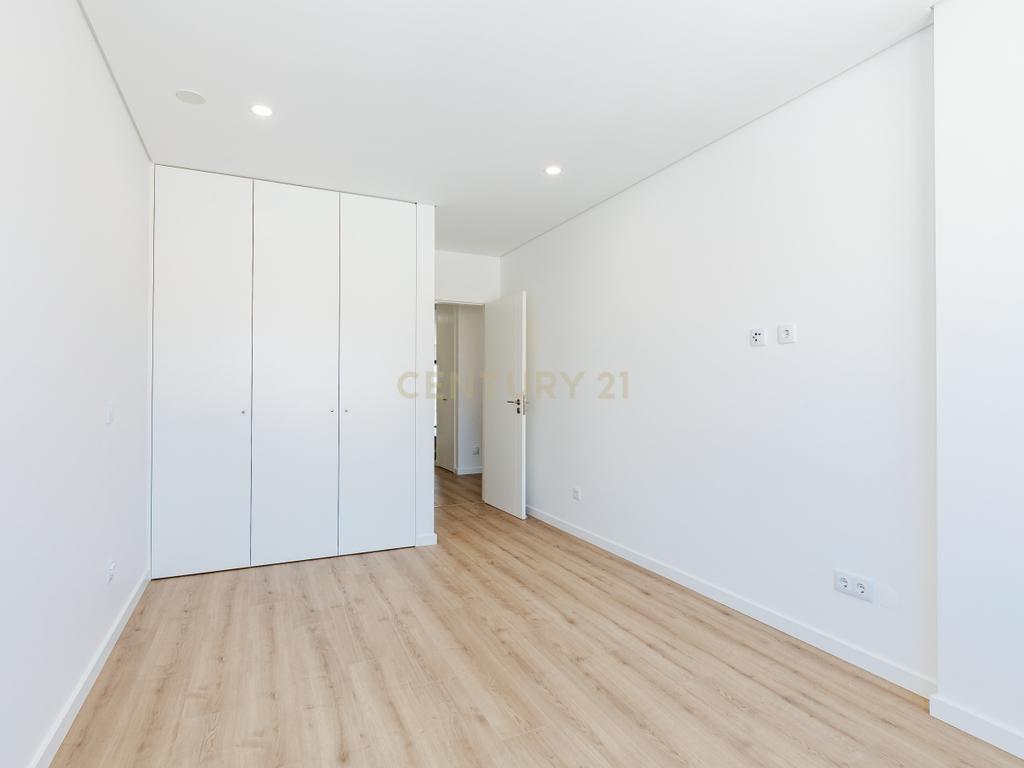Apartamento T5 Duplex Único com 229 m² — Novo, Sofisticado e com Vista Panorâmica - Image 13