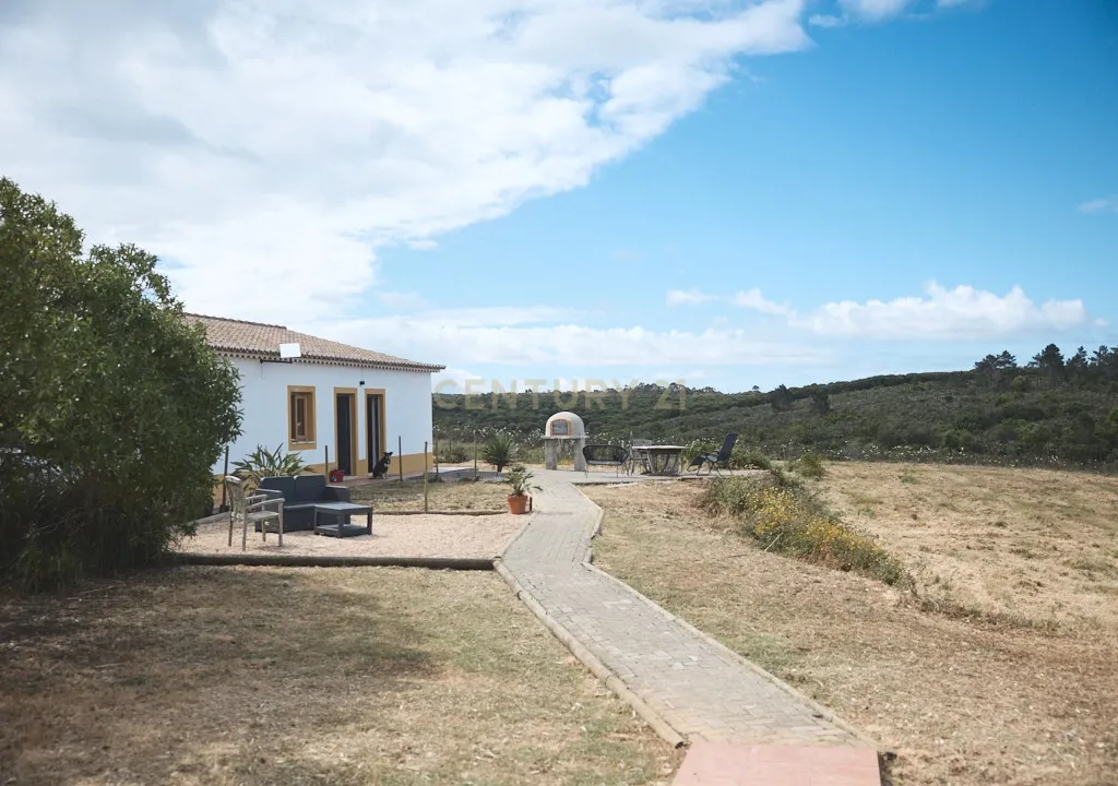 Acorde com vistas deslumbrantes sobre o oceano no seu rancho exclusivo de 8,4 hectares no Algarve, em Aljezur! Inclui uma casa principal ecoeficiente com certificação energética A, perto de praias de surf lendárias. Este é o seu refúgio costeiro definitivo — agarre esta oportunidade rara e agende hoje mesmo a sua visita! - Image 29