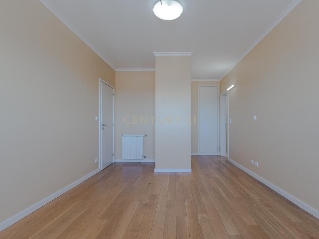T4 com terraço de 120m² e vistas de mar e rio | Canidelo - Image 2