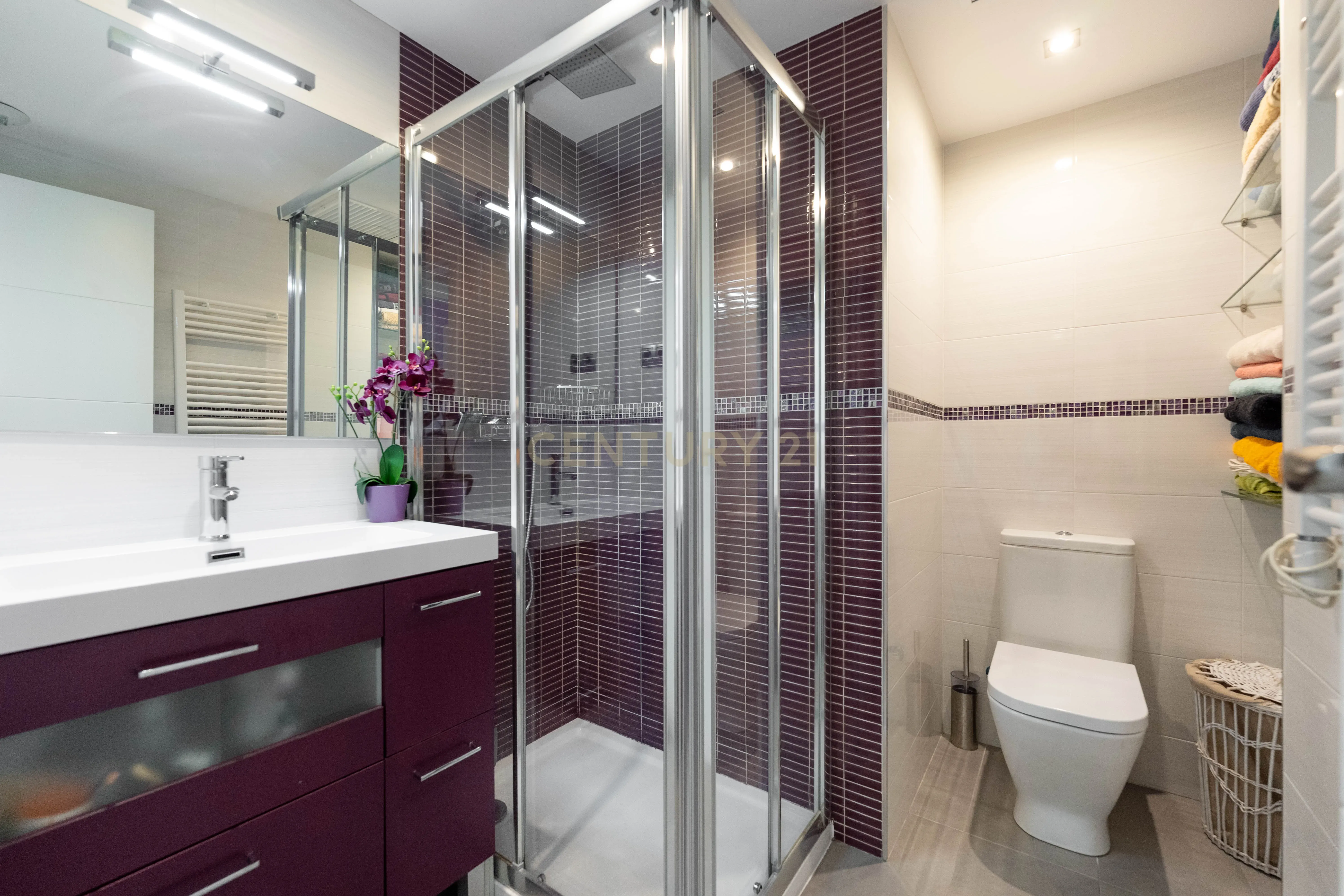Vive numa urbanização com jardim e piscina. - Image 12