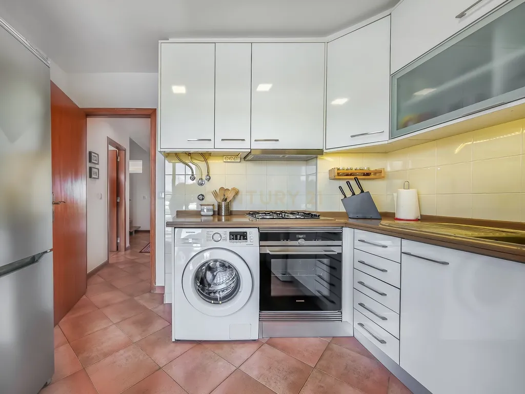 Apartamento T2 Dúplex com Vista Panorâmica e Garagem com Carregamento Elétrico | a 15 minutos de Mafra e Ericeira - Para arrendamento! - Image 2