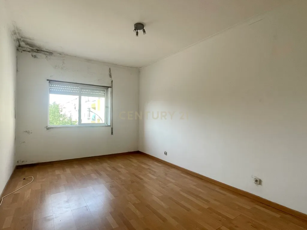 Apartamento T2 com Duas Varandas, no Centro do Pinhal Novo - Image 15