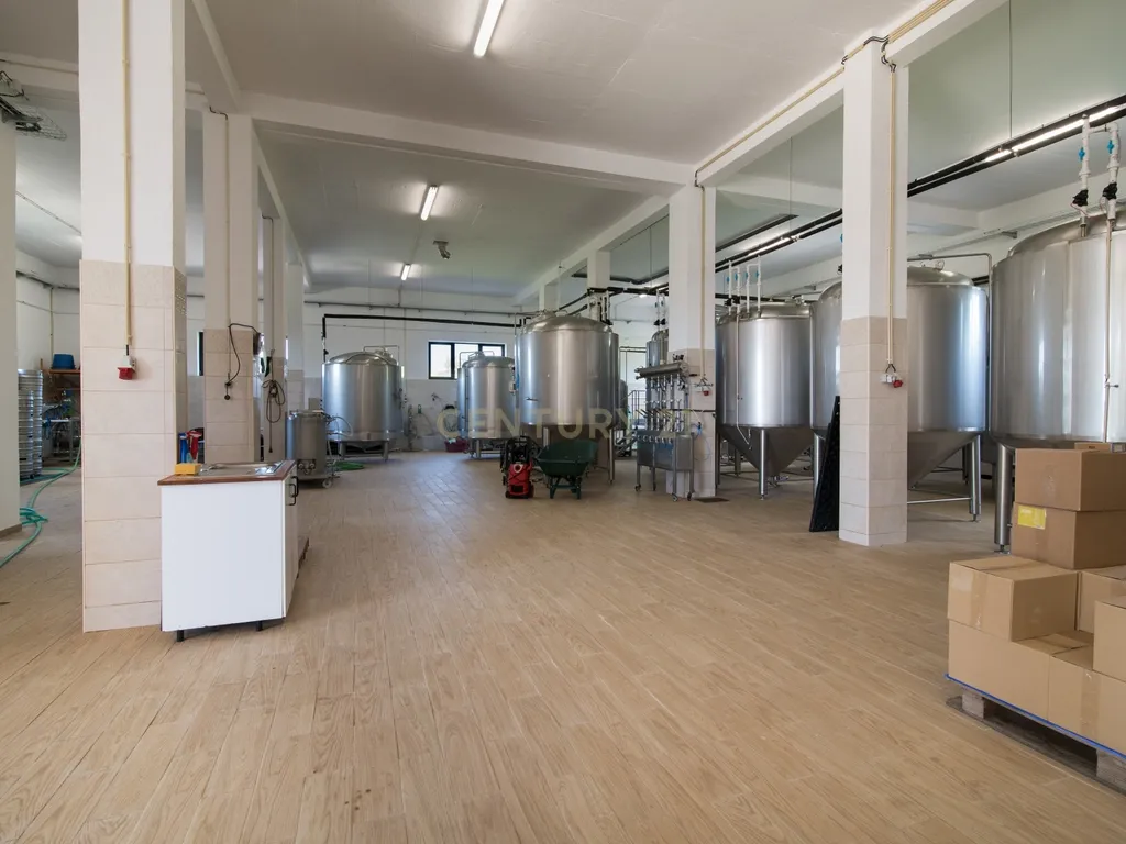 Fábrica de Cerveja Artesanal em S. Miguel de Alcainça, Mafra - Image 1