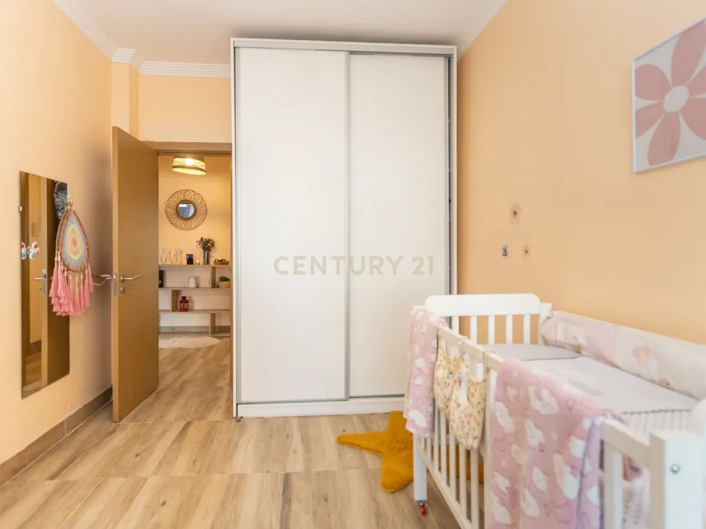 Apartamento T2(+1) Renovado com Logradouro de 100m² – Pronto a Habitar (Mobilado e Equipado) em Paio Pires - Oportunidade Única! - Image 4