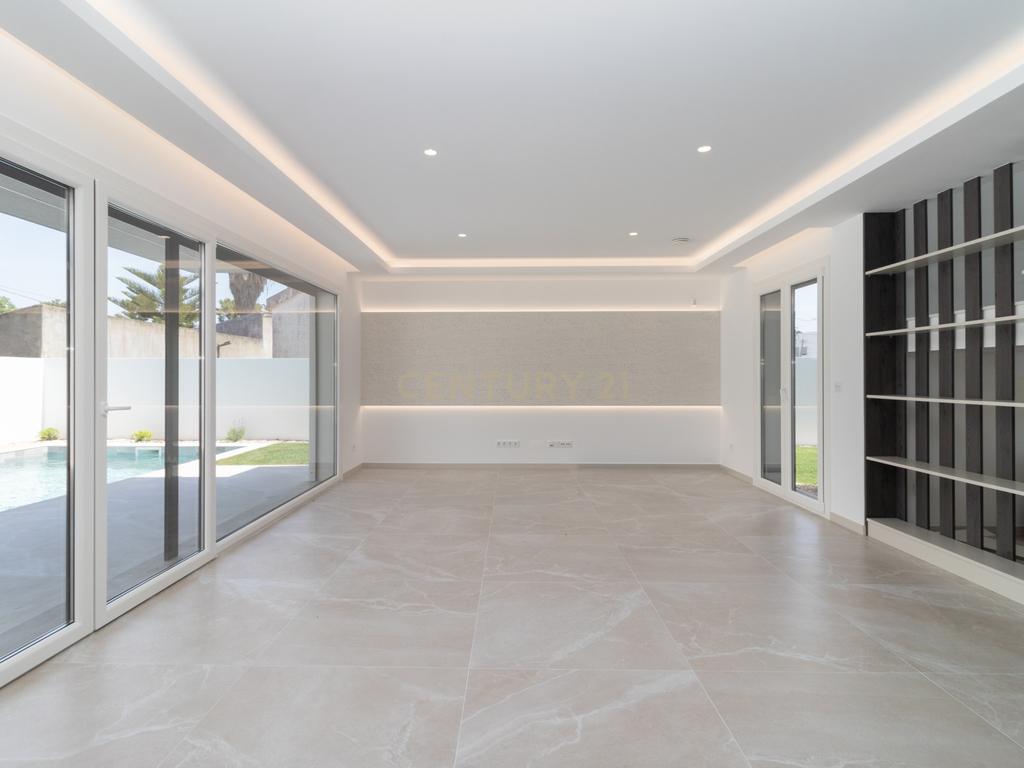A Sua Nova Casa Está Pronta para Habitar! 🌊🏡 Moradia Nova T3 Aroeira À Beira da Praia da Fonte da Telha, na Prestigiada Aroeira - Image 2