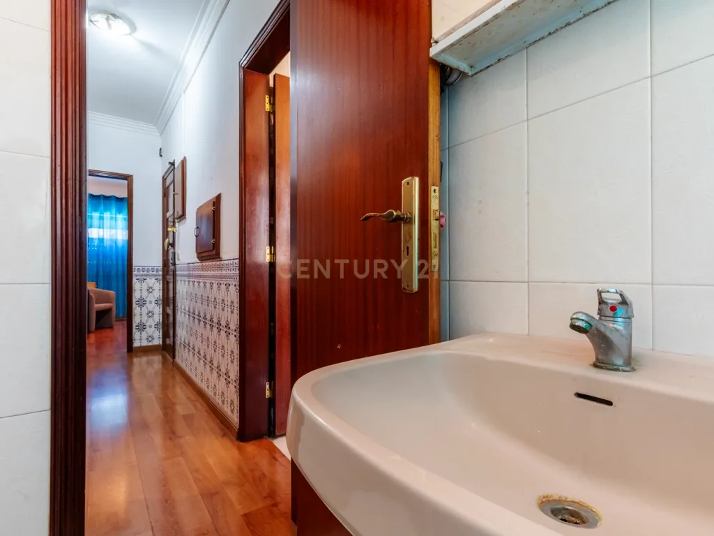 T2 com Potencial no Coração de Cacilhas Prático, Central e com o Charme da Tradição - Image 3