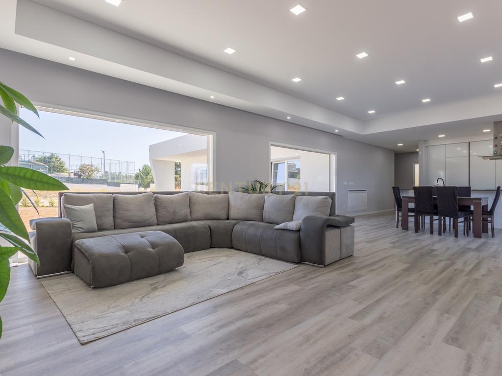 Vila Alegre / Fernão Ferro - Luxuosa moradia isolada térrea de 4 assoalhadas com arquitetura comtemporânea inserida em lote de 2775 m² - Image 5