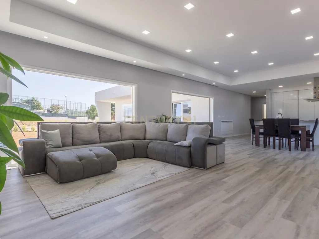 Vila Alegre / Fernão Ferro - Luxuosa moradia isolada térrea de 4 assoalhadas com arquitetura comtemporânea inserida em lote de 2775 m² - Image 5