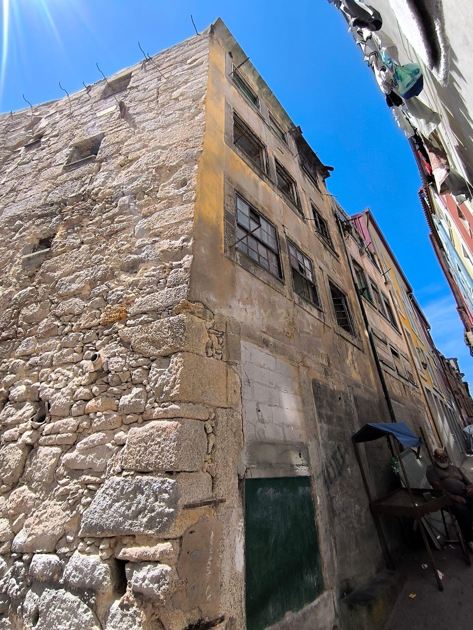 Fotografia 6 de Edifício típico no Porto entre a Sé e a Mouzinho da Silveira para reconstrução