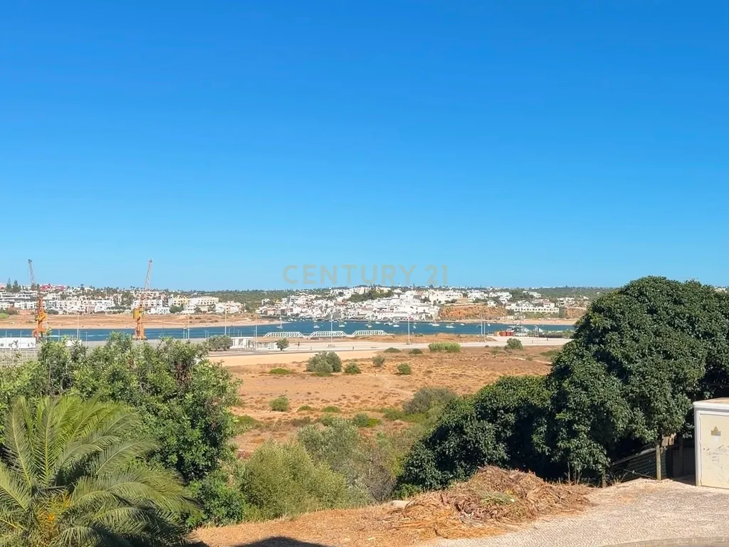 T1+1 com Vista Rio, Varanda e Garagem | Portimão - Image 24