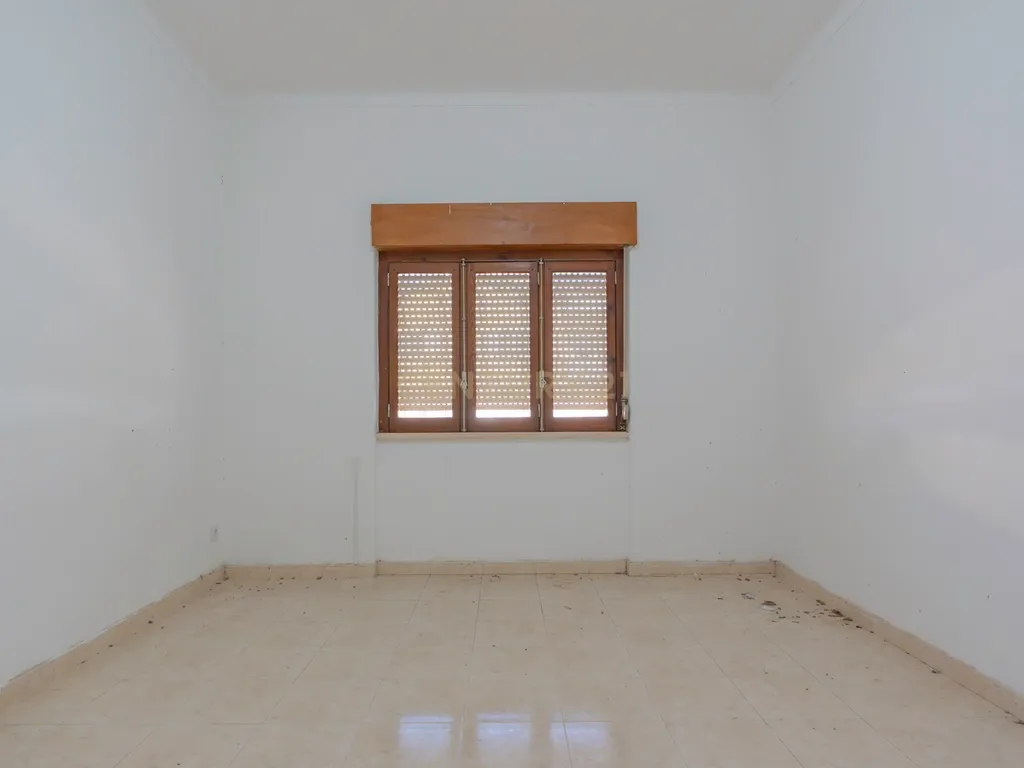 Moradia Isolada com Terreno de 1041 m² – Um Mundo de Possibilidades! - Image 18