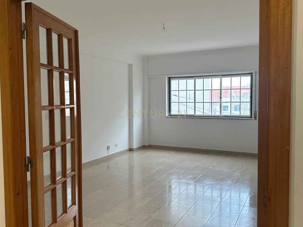 Apartamento T3 com terraço e garagem fechada para Arrendamento – Encosta do Sol - Image 8